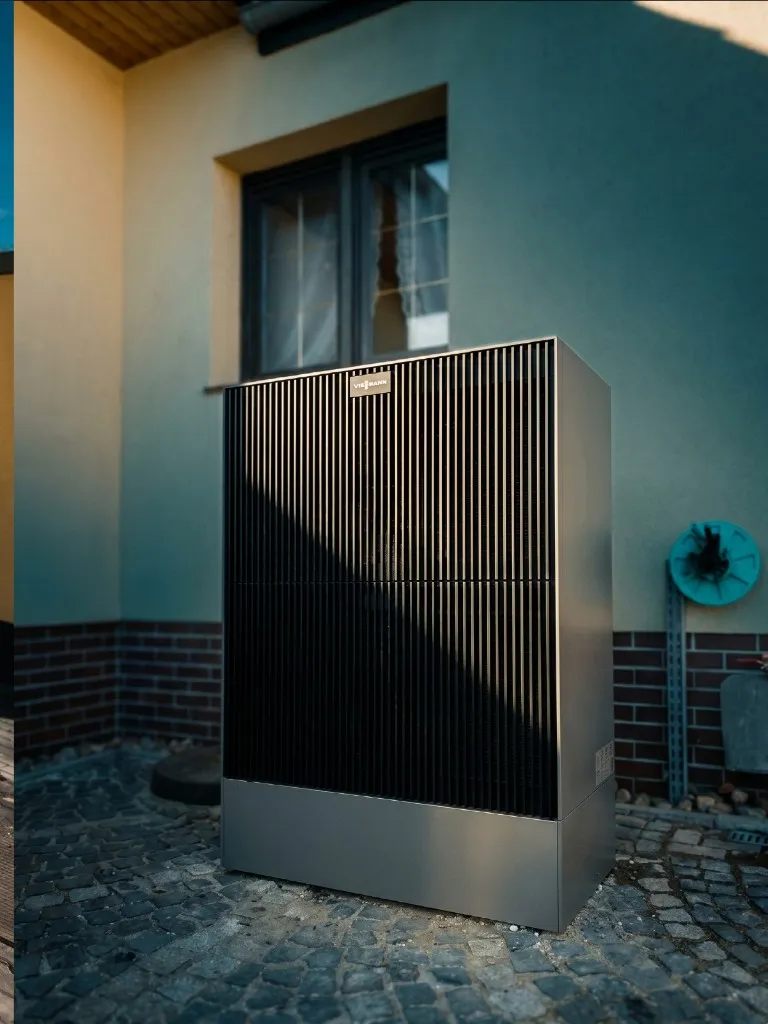 Außenansicht einer installierten Viessmann Wärmepumpe am Wohnhaus.