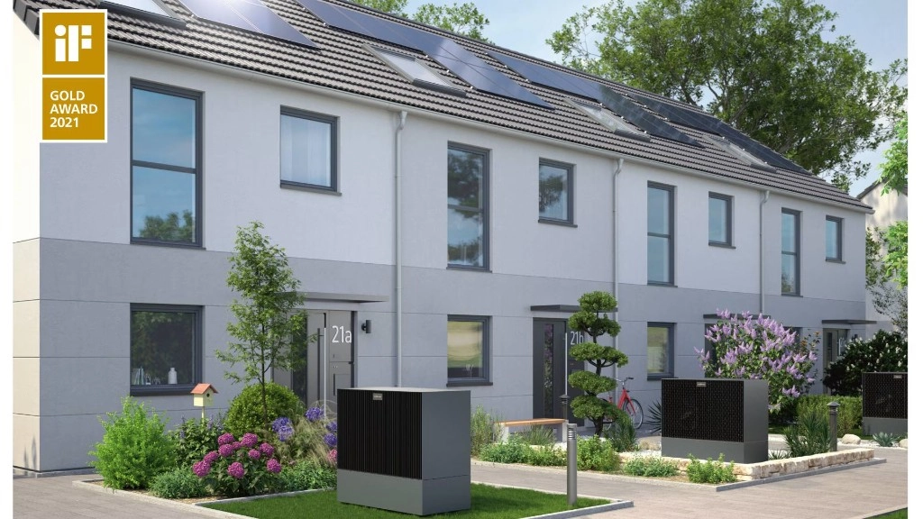 Moderne Reihenhäuser mit Photovoltaikanlagen auf den Dächern und Außen-Wärmepumpen in den Vorgärten bei Sonnenlicht; Produktmotiv Viessmann mit iF Gold Award 2021.